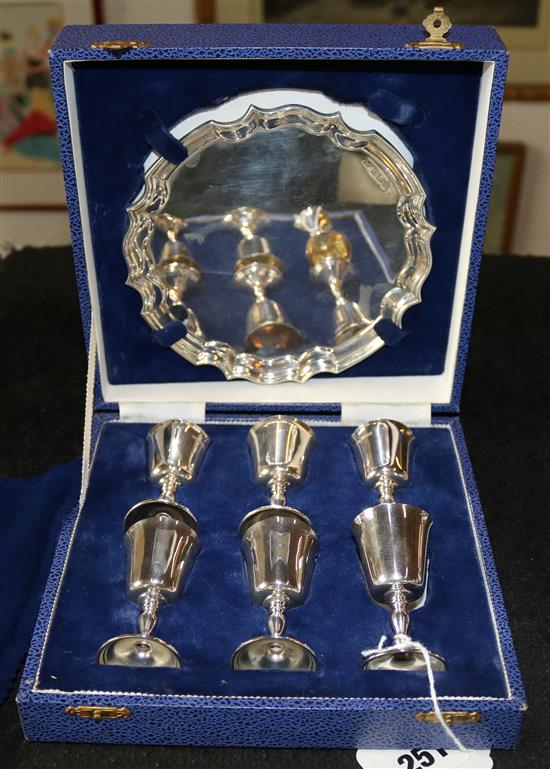 Set of six silver liqueur goblets and a silver waiter, Sheffield 1978 (cased)